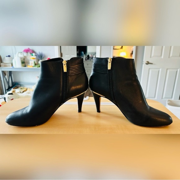 Vince Camuto Vinisha Black Leather Heeled Booties - Picture 3 of 7